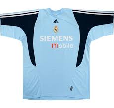 It was a disappointing season for madrid, who finished in fourth place, 7 points behind champions valencia. Real Madrid 2003 04 Gk 2 Kit