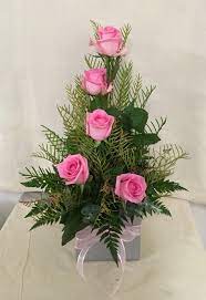 Pin By Fabulous Wedding Ideas On Church Wedding Flower Ideas Flower Arrangements Simple Rose Flower Arrangements Church Flower Arrangements