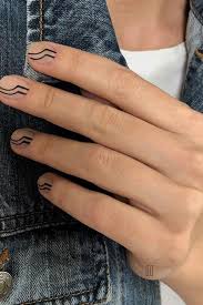 Pinta una base de color de tu preferencia y añade de diferentes formas la cinta, triángulos. 110 Ideas De Unas De Hombres Estilos De Unas Pintadas Manicura De Unas Arte De Unas Negras