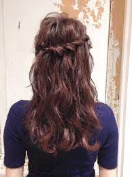 オフィスカジュアルはヘアアレンジにもこだわって おしゃれな髪型を長さ別にご紹介 folk ロングヘア おしゃれな髪型 ヘアスタイリング
