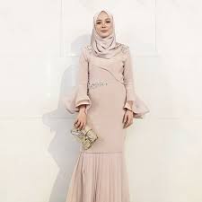 Perbisnis muda dan cantik ini juga selalu memperhatikan penampilannya ketika hadir di suatu acara. Pin On Hijab