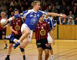 Ao invés de uma bola, ele é jogado com uma espécie de peteca, chamada de volante ou birdie. Handebol Regras Fundamentos Posicoes E Taticas Handebol Historia Do Handebol Educacao Fisica