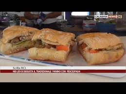 Continuate a farcire i panini facendo uno strato con fettine di pomodoro tagliate sottili e uno strato di carpaccio di spada. Nei Lidi Di Scilla Si Degusta Il Tradizionale Panino Con Pescespada Youtube