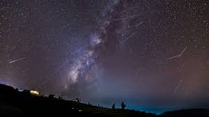 Il s'est levé il a mis son chapeau sur sa tête il a mis son manteau de pluie parce qu'il pleuvait et il est parti sous la pluie sans une parole sans me regarder. Breve Une Pluie D Etoiles Filantes Exceptionnelle Annoncee Cette Nuit