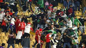 Antes de comenzar el segundo tiempo entre independiente santa fe y atlético nacional, los hinchas del equipo local invadieron el terreno de juego.los jugadores no habían salido para disputar la segunda parte del encuentro cuando los seguidores del equipo cardenal saltaron a la cancha con dirección a la grada. Kpebpgtidbmb M