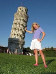 Leaning On Pisa The 12 Most Awesome Pictures Of Tourists Posing At The Leaning Tower Of Pisa Boredbug Leaning Tower Of Pisa Pisa Tourist