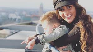 Auf den neuesten schnappschüssen sieht man die beiden mit sarahs söhnchen alessio beim einkaufen. Sarah Lombardi Sohn Alessio Musste Fur Zwei Tage Ins Krankenhaus