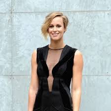 Già da qualche tempo è fedelissima al suo taglio di capelli molto corto: Pin Su Hairstyles Hair Beauty