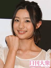 足立梨花、ミニスカートのテニスウェア姿で美脚丸出し！「おみあしが優勝すぎる」「バランスのとれた太もも」とため息！ | 日刊大衆