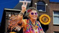 Beatrix als hippie met oproep tot vrede: dit is het Koningsdagkunstwerk van De Blaffende Vis
