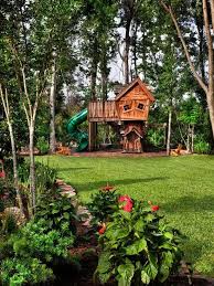 Holz Baumhaus Bauen Fur Kinder Im Garten Spielort Gartengestaltung Spielhaus Garten Garten