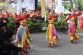 Meskipun banyak penari, tetapu harus bergerak dengan rasa yang sama, menoleh bersama, mengangguk bersama, melangkah bersama, dan sebagainya. Memperkenalkan Indonesia Melalui Tarian Halaman All Kompas Com