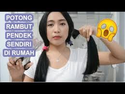 Ibu empat anak ini tampil memukau dengan shirt dress warna merah raspberry, dan kembali menggerai rambut model layer dengan gaya ikal. Nekat Potong Rambut Pendek Sendiri Di Rumah Youtube