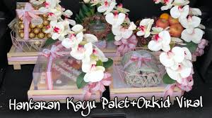 Bunga orkid.ini memang mahal kalau jual di kedai.kalau nak jimat baik buat sendiri.jadi.jangan lupa untuk cuba dirumah. Gubahan Hantaran Kayu Palet Orkid Viral Youtube