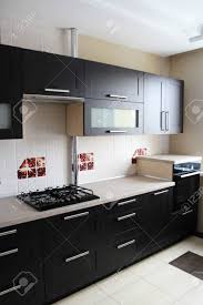 Atrás quedaron los días en que los muebles de cocina tenían solo un. Cocina De Color Marron Produccion De Muebles Fotos Retratos Imagenes Y Fotografia De Archivo Libres De Derecho Image 76477715