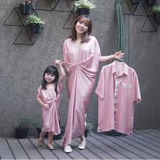 Sudah/belum pernah bekerja, tulis tangan, ketik, untuk lamaran di. 12 Inspirasi Baju Couple Mama Dan Anak Yang Nggak Harus Sama Persis Tetap Cantik Manis Nan Modis