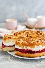 Ein einfaches rezept für lecker weichen bienenstich gibt es hier kostenlos mit vielen tipps und ausführlicher anleitung. Bienenstich Rezept Mit Zwetschgen Und Sahne Mein Naschgluck