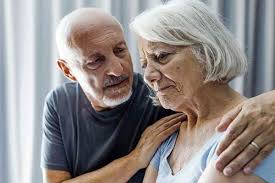 Orang tua lanjut usia sedih karena mereka tidak bisa "menjadi" kakek-nenek