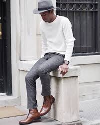 Nous proposons des chapeaux pour homme de grande qualité. Chapeau En Feutre Gris Clair Porte Avec Un Pull Blanc Un Pantalon En Prince De Galles Gris Et Des Boots Marron Chapeau Homme Mode Homme Blog Mode Homme Mode
