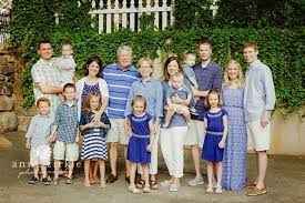 What To Wear Family Photos Outfits For Summer Family Photo Outfits Family Picture Outfits Family Photoshoot Outfits