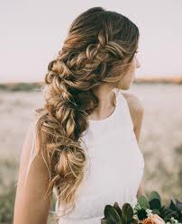 Pour votre mariage votre look de mariée se doit d'être parfait maintenant que vous avez trouvé la robe de vos 1001 idées pour la coiffure boucle mariage trouvez les coiffure mariage simple et chic astuces et conseils coiffure petite fille pour mariage 2017. Nos Inspirations Coiffure De Mariee Et Accessoires Lcv