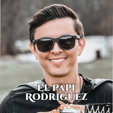 Michael “El Papi” Rodríguez es un destacado acordeonista, compositor y  productor colombiano radicado en Estados Unidos, reconocido por su  virtuosismo en el acordeón diatónico y su innovación en el género  vallenato. Actual