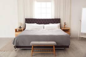 Quelle Couleur Sur Les Murs D Une Chambre Avec Du Mobilier En Chene Clair En 2020 Chambre A Coucher Parentale Couleur Mur Chambre Meuble Chene