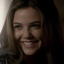 eu acho elas MUITOOO parecidas, não é meu conteúdo mas tive q postar KKKK  #davinaclaire #sofiafornazari #theoriginals #osoriginais #acavernaencantada  #tvd #to #daniellecampbell #thevampirediaries ...