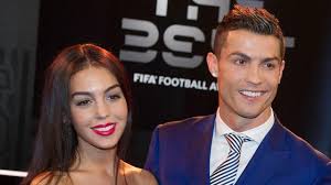 It has a population of just over 13 indeed, georgina is very much involved with all of ronaldo's children and is regularly pictured with all. Fussball Freundin Verrat Cristiano Ronaldo Darf Zuhause Nicht Kochen Augsburger Allgemeine
