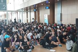 Barry kusuma, travel photographer yang juga travel influencer indonesia. 5 Alasan Para Penggemar Bts Disebut Sebagai Fandom Terbaik Halaman All Kompas Com