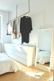Idee Fur Offenen Kleiderschrank Kleider Aufhangen Ohne Kleiderschrank Offen Wohnen Schlafzimmer Aufbewahrung Offene Garderobe Offener Kleiderschrank