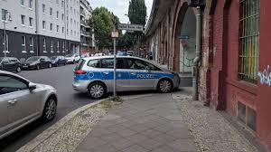 Das parken auf dem gehweg erscheint dann sehr verlockend. Auf Gehweg Geparkt Pizza Pause Kostet Berliner Polizisten Ein Knollchen Rbb24