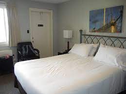 We are located one block from the beach on beautiful lake erie and feature a boutique style hotel with 18 comfortable rooms. The Erie Beach Hotel Bewertungen Fotos Port Dover Ontario Tripadvisor