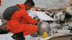 Sebuah foto yang terlihat sebuah pesawat dengan livery yang didominasi warna emas. Lion Air Crash Boeing 737 S Plunge Reached 560km H Before Crashing In Indonesia