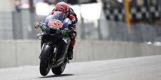 Medical officers evacuate swiss moto3 rider jason dupasquier after a crash during a qualifying session of the italian grand prix at the mugello race track. Motogp Mugello 2021 Quartararo Siegt Kurioser Auffahrunfall Vor Dem Start