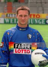 Sammeln und tauschen von fußball trikot pins. Nba Star Tragt Legendares Klassisches Bochum Trikot Vor Spiel Nur Fussball