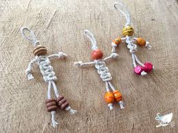 Diy Creer Des Porte Cles En Macrame So Mummy Tutoriel Bracelet En Macrame Porte Cle Modele De Fleur En Papier