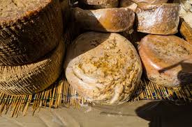 Il formaggio e i vermi è un saggio storico di carlo ginzburg edito da einaudi per la prima volta nel 1976. Il Formaggio Sardo Con I Vermi Storia Di Un Mito