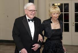 Warren buffet este unul dintre cei mai bogati oameni din lume, cu o avere care se ridica la 47 miliarde de dolari. Warren Buffett Miliardarul Filantrop Care È™i A Donat Averea In Scopuri Caritabile Life Ro