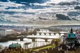 Die karlsbrücke ist eines der bekanntesten prag sehenswürdigkeiten und berühmtes wahrzeichen der tschechischen hauptstadt. Karlsbrucke In Prag Sehenswurdigkeiten Geschichte Bilder Gefahren Prag De