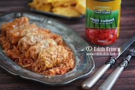 1 kg carne tocata (sa fie amestecata de porc si vita), 2 cepe, 2 morcovi, patrunjel verde, cimbru, condimente pentru sarmale, sare, 500 g orez, 200 ml bors acru, varza, 2 linguri de bulion, 2 oua, 2 linguri de faina alba, 500g ulei, 2 felite de slanina sau carne afumata. Sarmale