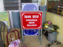 Dah sampai ke hujung kami patah balik, kami pelik sebab kedai halal tadi dah tak ada. Papan Tanda Rumah Jalan Iklan Signboard Sticker Banner Bunting Dll Papan Tanda Iklan Jalan Signboard Stiker Kenderaan Dan Lain Lain
