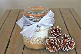Voici 20 idees deco avec bouteilles et bocaux en transformer un bocal en verre en terrarium a lheure ou les plantes vertes envahissent nos interieurs pour notre plus grand bonheur les terrariums. Bocaux En Verre Fabriquer Une Decoration De Noel Originale