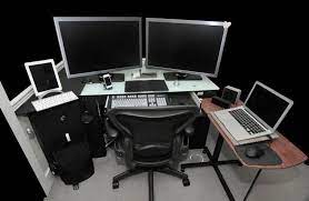 21 Of The Coolest Dual Monitor Setup You Ll Ever See Computer Station Dual Monitor Setup Apple Computer Laptop