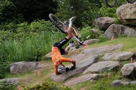 Hij laat zijn stuurmanskunsten zien en sluit af met een paar mooie wheelies. Kluqsyofsdorrm