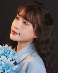 🌿 𝐇𝐨𝐚 𝐯𝐚̀ 𝐍𝐚̀𝐧𝐠 ▪️Lưu giữ nét đẹp tuổi thanh xuân qua Concept  chụp ảnh trong trẻo nhà Tiệm ảnh Chủ Nhật. Lấy cảm hứng từ nét đẹp mềm mại,  nhẹ nhàng