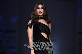 Akki also shared the first look of 'bell bottom' which is high on retro vibe. Vaani Kapoor Confirmed The News About Being Hired For Bell Bottom Opposite Akshay Kumar