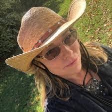 Jennifer Crumpler's Instagram, Twitter & Facebook