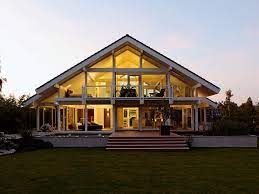 The elegant post + beam construction illustrates the felxibility of design and exelence in quality in both architecture. Fertighaus Von Davinci Haus Kundenhaus Stettner