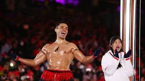 Significado de besuntado no dicio, dicionário online de português. Pita Taufatofua O Besuntado De Tonga Mira Participar Da Canoagem Sprint Em Toquio 2020 Surto Olimpico